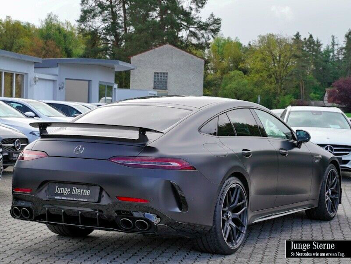 MERCEDES AMG GT 53 4MATIC+ 4-DOOR COUPÉ - šedá Designo, předváděcí auto skladem